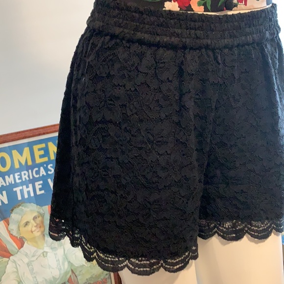 DVF CLASSIC LACE SHORTS ELASTIC WAIST FLORAL LACE BLACK LINING BLACK LACE M - Picture 3 of 10